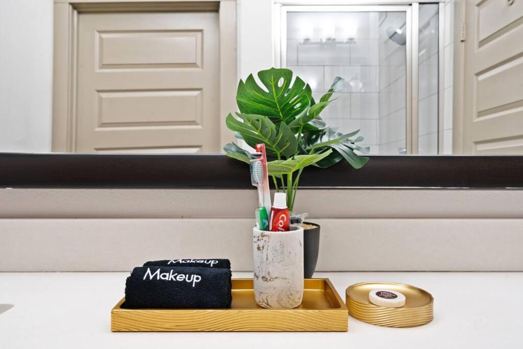Downtown Houston Deluxe King Suite With Spa Amenities, Pool And Free Parking מראה חיצוני תמונה