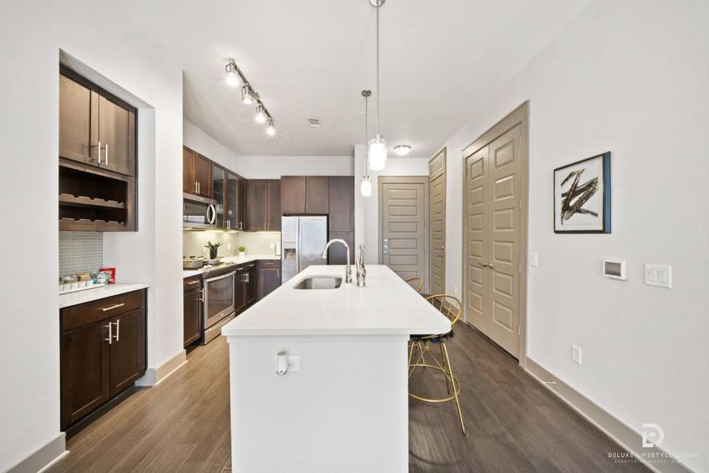 Downtown Houston Deluxe King Suite With Spa Amenities, Pool And Free Parking מראה חיצוני תמונה