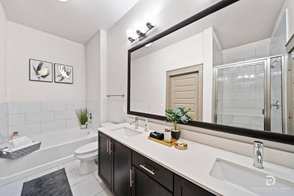 Downtown Houston Deluxe King Suite With Spa Amenities, Pool And Free Parking מראה חיצוני תמונה